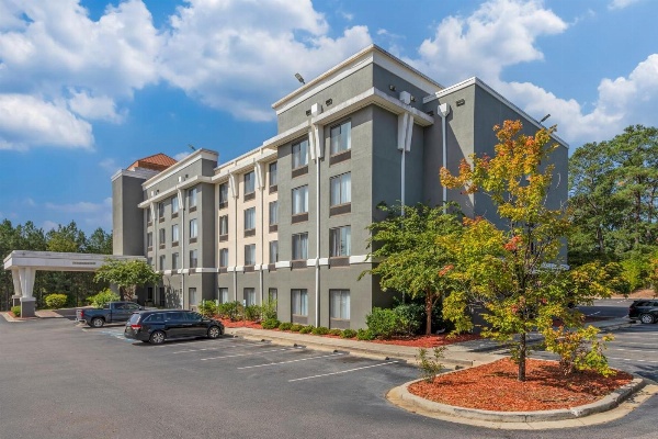 Comfort Suites Columbia Northeast - Fort Jackson image 1